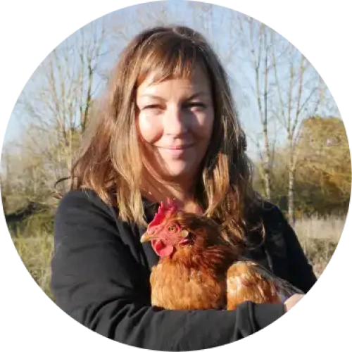 Photo de Vanessa avec une poule dans les bras